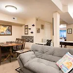 Cozy And Private English Basement Apartment